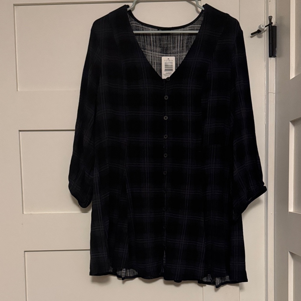 NWT Torrid FitnFlare Button Up Top - Size 1